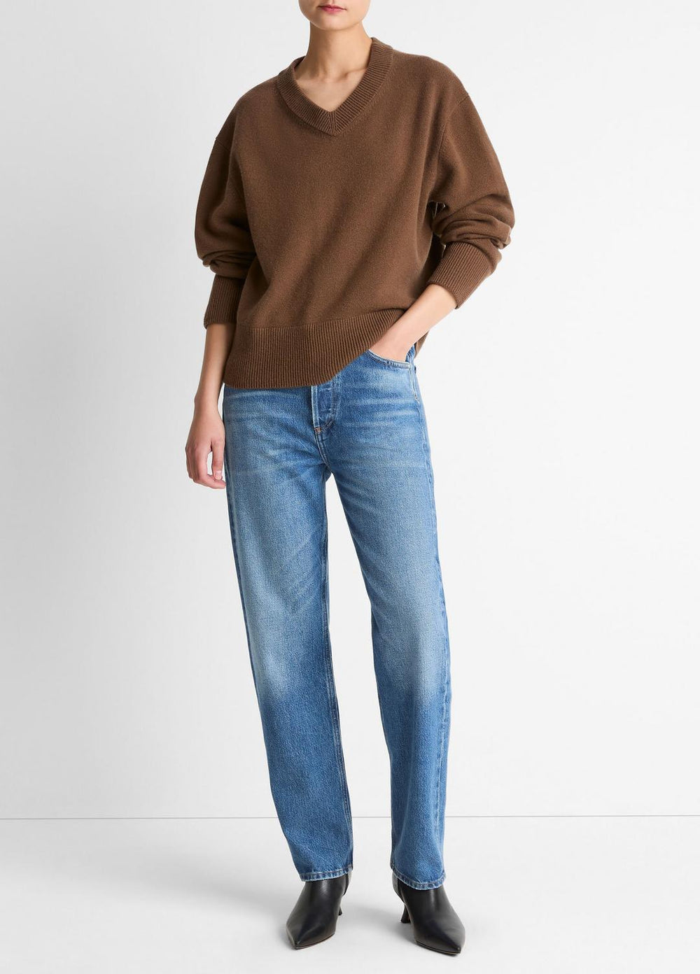 Wool-Cashmere V-Neck Sweater in V-Neck - HAZELNUT