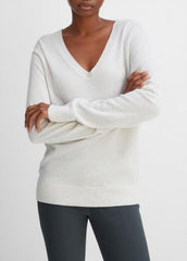 Cashmere Weekend V-Neck Sweater in V-Neck - HEATHER WHITE