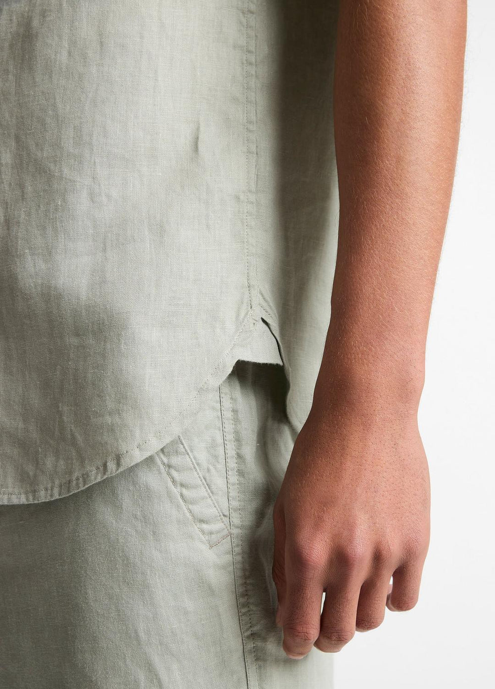 Linen Short-Sleeve Shirt in Long Sleeve - MATCHA
